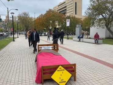 “Un año durmiendo”: con una cama frente al Congreso, organizaciones exigen al Senado votar la ley de defensores ambientales