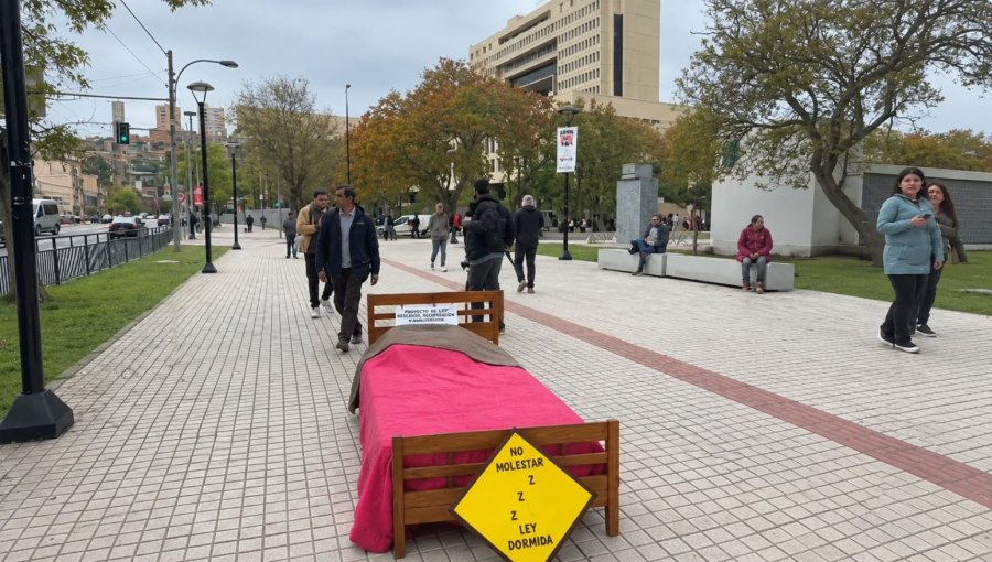 “Un año durmiendo”: con una cama frente al Congreso, organizaciones exigen al Senado votar la ley de defensores ambientales