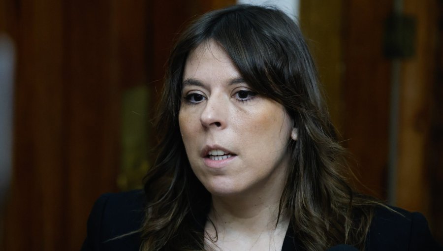 Constanza Martínez valora eventual candidatura de Bachelet y destaca liderazgos del Frente Amplio