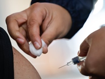 Habilitan vacunación contra influenza, tétanos y hepatitis A en zonas afectadas tras aluvión en Las Condes