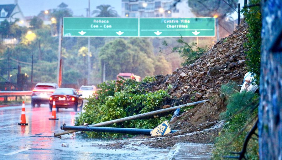 Informe de Sernageomin instruye cierre de escalera y medidas de resguardo tras nuevo derrumbe en Av. España hacia Viña del Mar