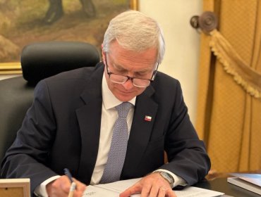 Presidente Kast firma la promulgación de la Ley de Reconstrucción: "Trae esperanza a las familias de Biobío, Ñuble y Valparaíso"