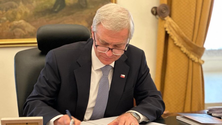 Presidente Kast firma la promulgación de la Ley de Reconstrucción: "Trae esperanza a las familias de Biobío, Ñuble y Valparaíso"