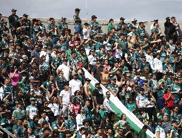 Hinchas encaran a jugadores de Santiago Wanderers tras cuarta derrota consecutiva