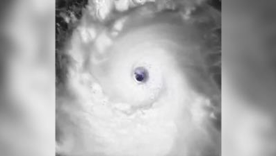 Huracán "Simon" alcanza categoría 4 y avanza hacia la costa de México