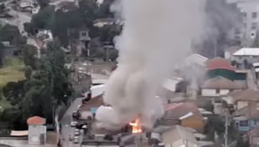 Vivienda completamente en llamas moviliza a Bomberos en cerro O'Higgins de Valparaíso