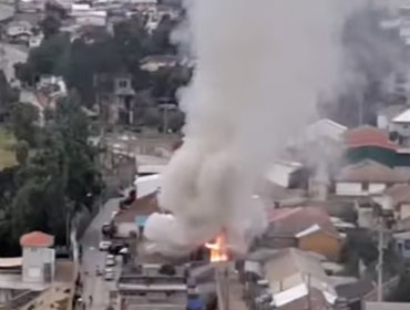 Vivienda completamente en llamas moviliza a Bomberos en cerro O'Higgins de Valparaíso