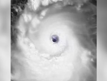 Huracán "Simon" alcanza categoría 4 y avanza hacia la costa de México