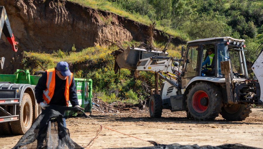 Municipalidad de Quilpué retira 60 toneladas de desechos desde microbasural en Belloto Norte