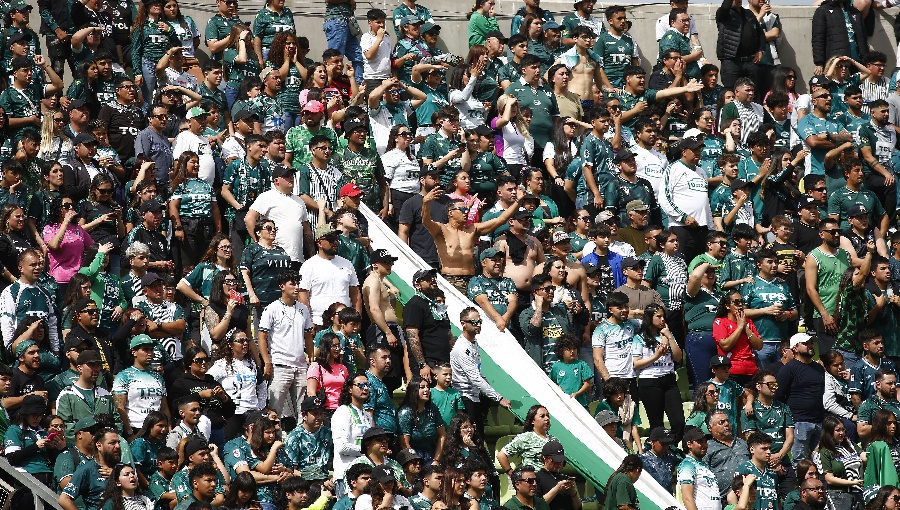 Hinchas encaran a jugadores de Santiago Wanderers tras cuarta derrota consecutiva