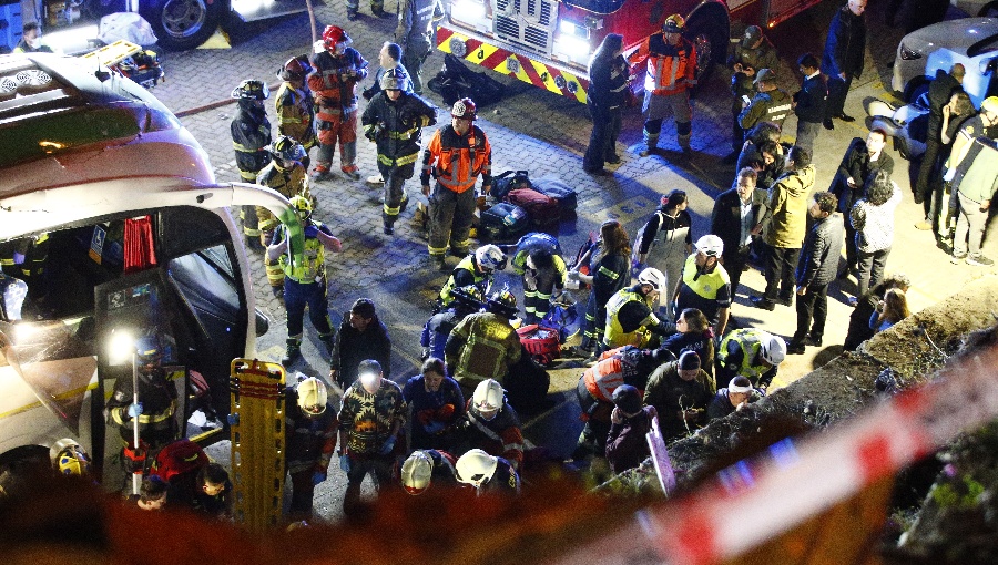 Dos heridos por desbarrancamiento de bus en Valparaíso continuan graves