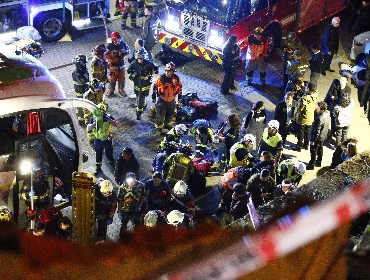Dos heridos por desbarrancamiento de bus en Valparaíso continuan graves