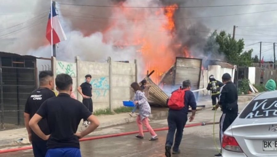 Incendio consume completamente una casa - habitación en el sector sur de Villa Alemana