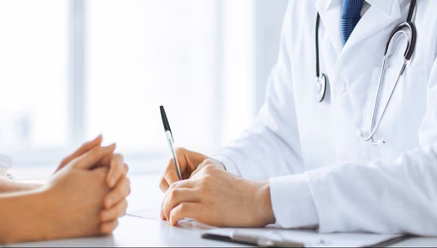Comisión del Senado aprueba proyecto que exige a médicos "devolver" su beca de especialidad en zonas extremas