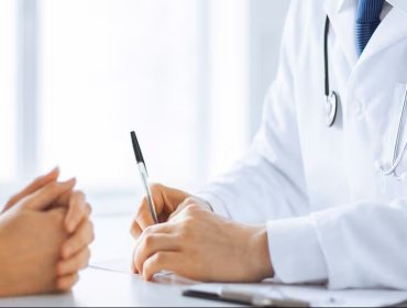 Comisión del Senado aprueba proyecto que exige a médicos "devolver" su beca de especialidad en zonas extremas