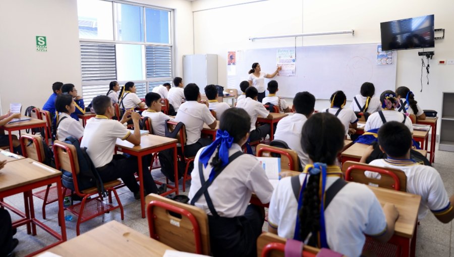Keiko Fujimori prohíbe el maquillaje, las uñas pintadas y el cabello teñido en escuelas de Perú