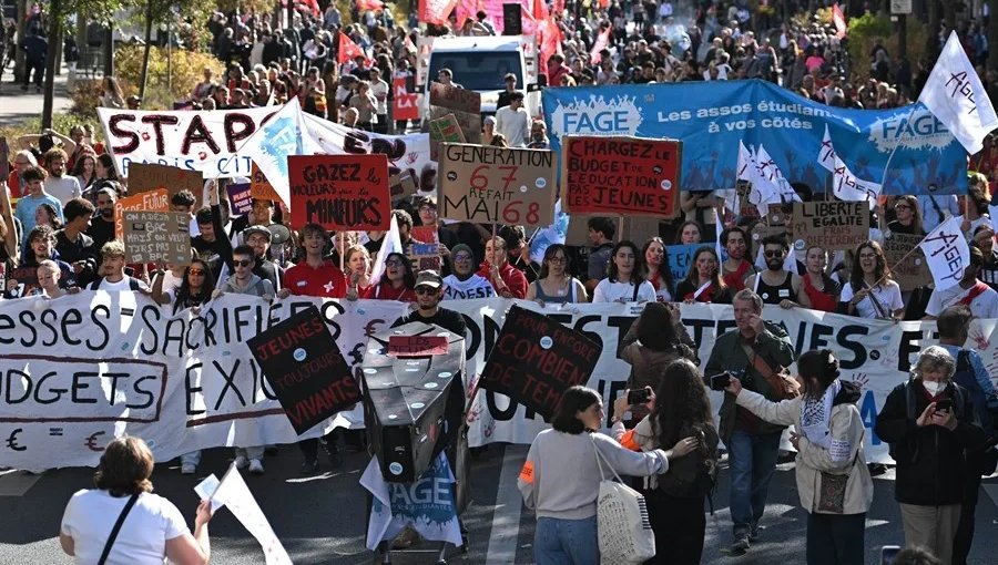 Masiva marcha de estudiantes en Francia previo al debate sobre los presupuestos nacionales para 2027