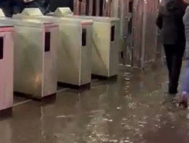 Acumulación de agua tras intensas lluvias obligan a cerrar estaciones en las líneas 1 y 2 del Metro de Santiago