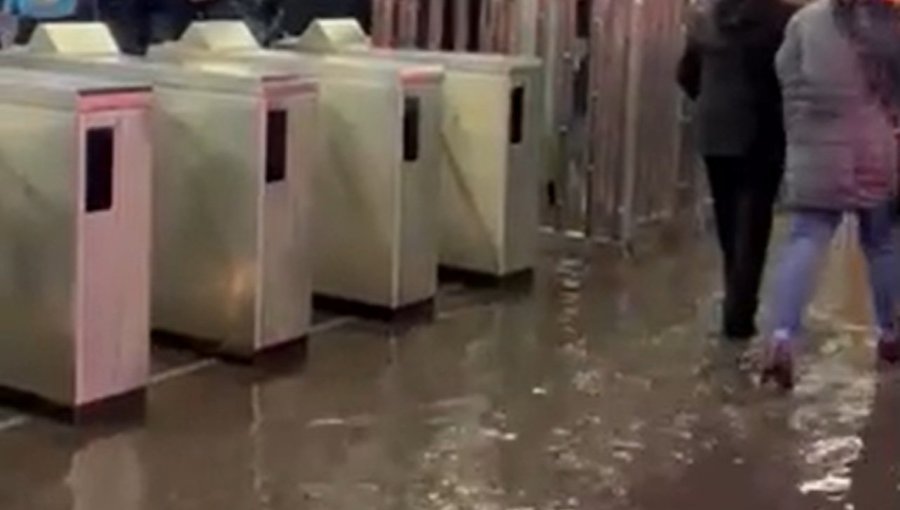 Acumulación de agua tras intensas lluvias obligan a cerrar estaciones en las líneas 1 y 2 del Metro de Santiago