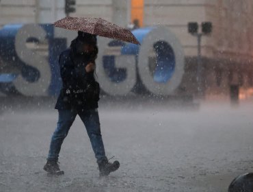 Declaran Alerta Roja para la región Metropolitana ante lluvia, granizos y tormentas eléctricas