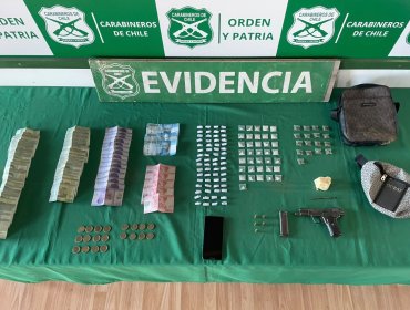 Prófugo de la justicia fue detenido en San Antonio con arma de fuego robada y más de 100 envoltorios de droga