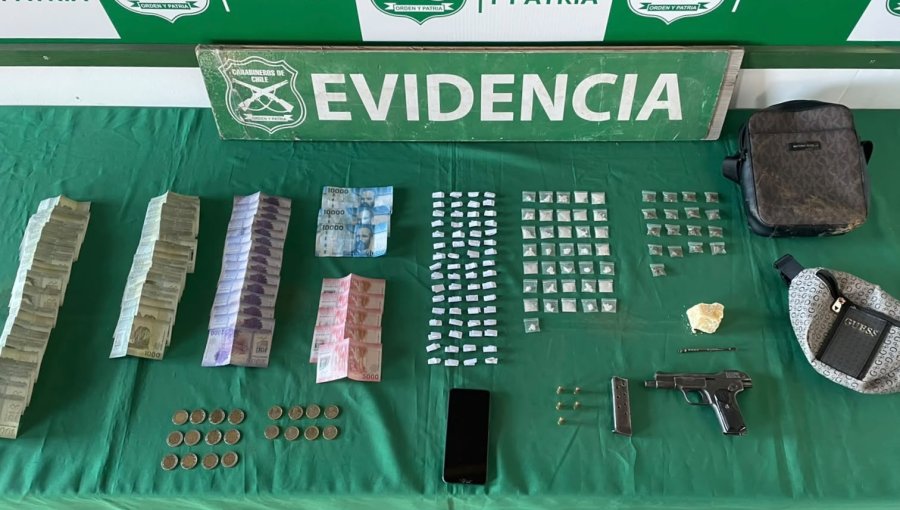 Prófugo de la justicia fue detenido en San Antonio con arma de fuego robada y más de 100 envoltorios de droga