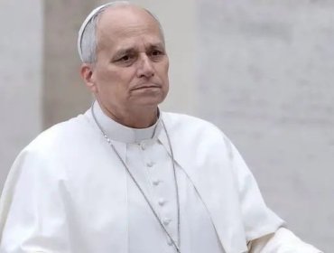 Médicos del Papa informan que camina y se recupera "según lo previsto" tras su cirugía por un cáncer de pulmón