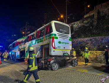Fiscalía apunta a maniobra negligente tras fatal accidente de bus en Valparaíso: conductor quedó con arraigo y firma mensual