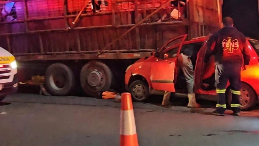 Dos lesionados deja colisión entre vehículo y un camión en el sector de la cuesta El Pangal de Limache