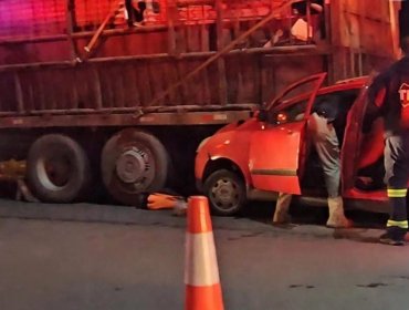 Dos lesionados deja colisión entre vehículo y un camión en el sector de la cuesta El Pangal de Limache