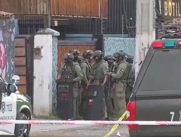 Hombre parapetado al interior de una vivienda en Macul fue hallado muerto con un arma a su costado