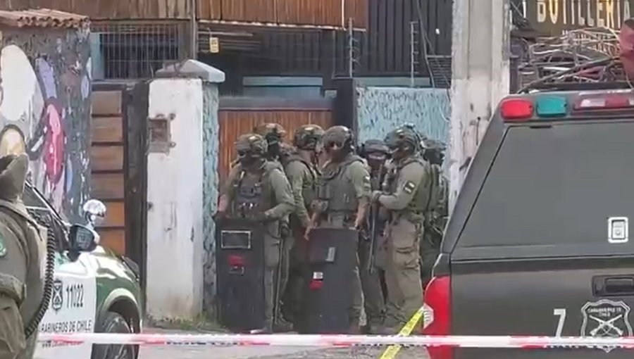 Hombre parapetado al interior de una vivienda en Macul fue hallado muerto con un arma a su costado