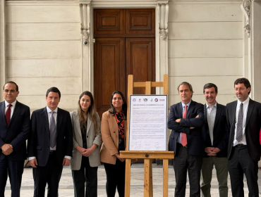 Ad portas del aniversario del estallido social: Oficialismo firma documento donde reafirman su rechazo al vandalismo y la violencia