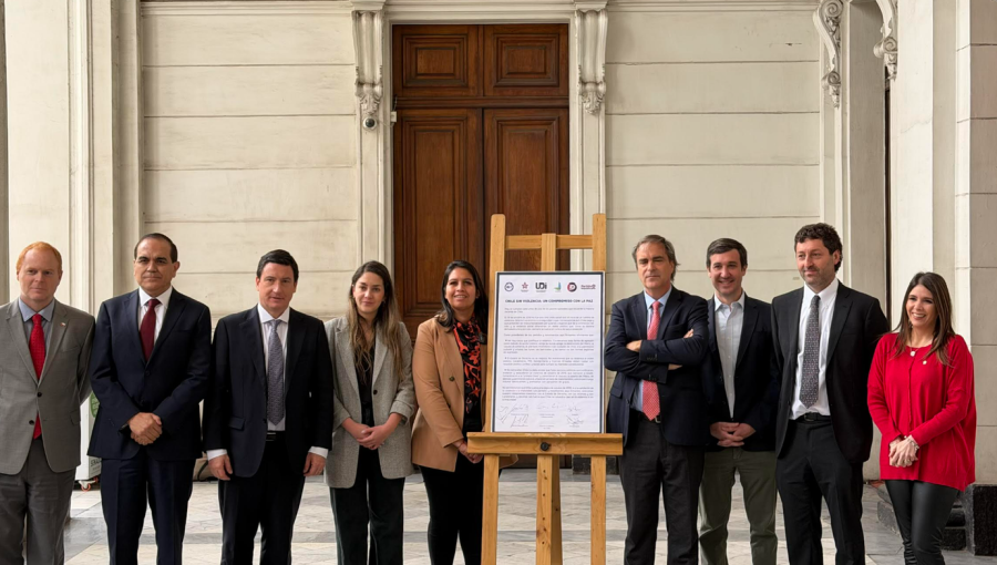Ad portas del aniversario del estallido social: Oficialismo firma documento donde reafirman su rechazo al vandalismo y la violencia