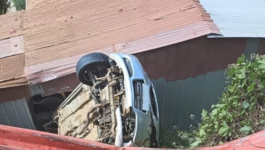 Vehículo se desbarrancó y cayó sobre una vivienda en el cerro Mariposas de Valparaíso