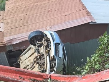 Vehículo se desbarrancó y cayó sobre una vivienda en el cerro Mariposas de Valparaíso