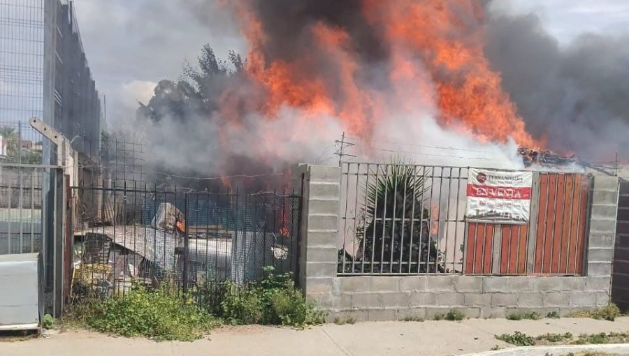 Incendio consumió completamente una casa-habitación en Quilpué: no se registraron lesionados