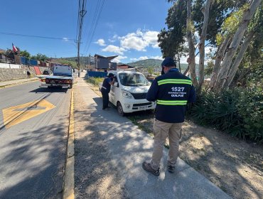 Retiran vehículos abandonados en diversos puntos de la vía pública de Quilpué