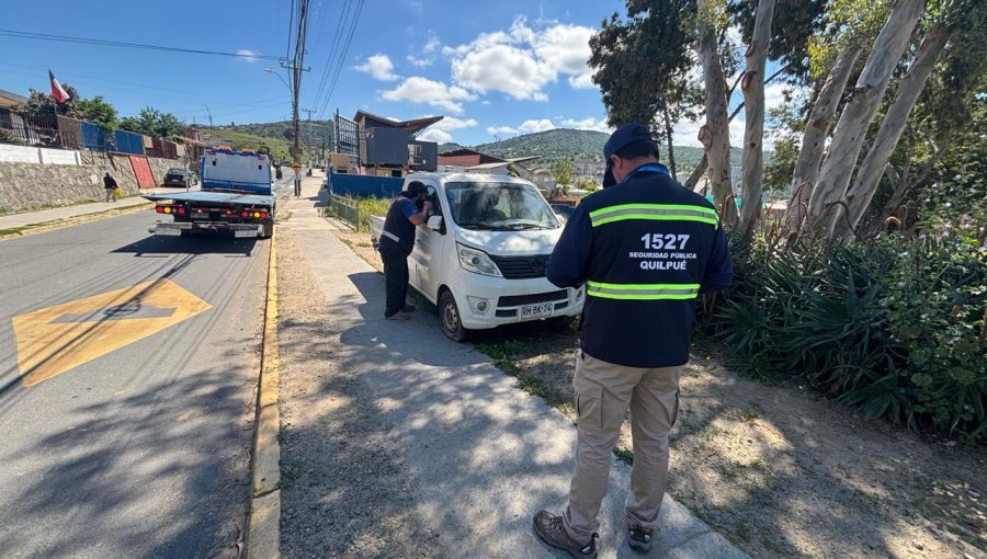 Retiran vehículos abandonados en diversos puntos de la vía pública de Quilpué