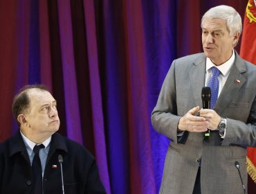 "No se va a volver a repetir": Presidente Kast le raya la cancha al ministro Poduje tras tratar de "loco" a Milei