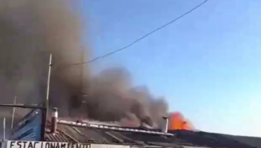 Incendio estructural consume por completo un restaurante y deja una persona con lesiones graves en Cartagena