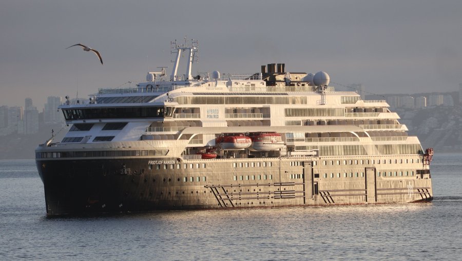 Alcaldesas Ripamonti y Nieto dan el vamos a temporada de cruceros en Puerto Valparaíso