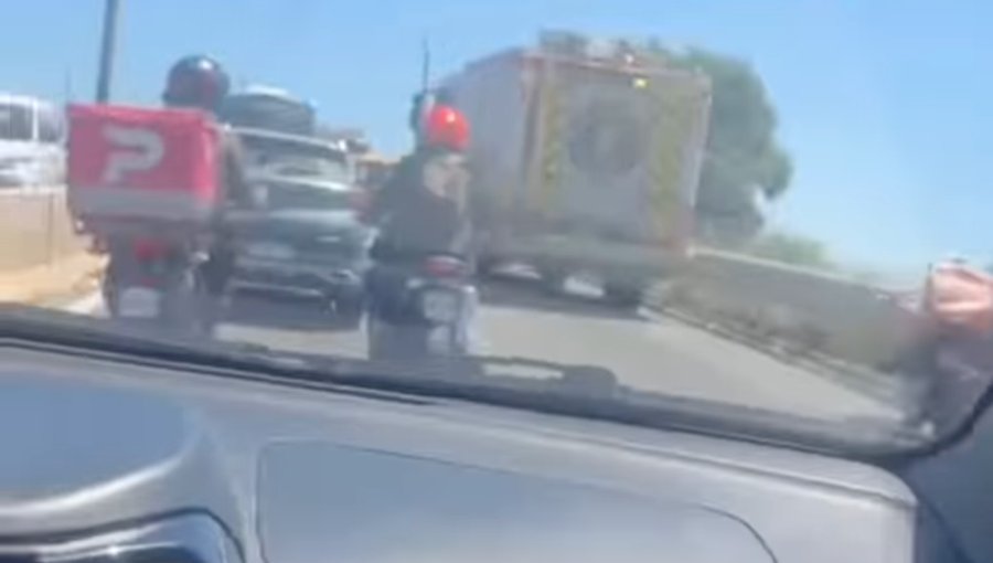 Accidente vehicular mantiene alta congestión vehicular en Camino Internacional en Viña del Mar: motorista resultó lesionado