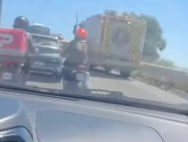 Accidente vehicular mantiene alta congestión vehicular en Camino Internacional en Viña del Mar: motorista resultó lesionado
