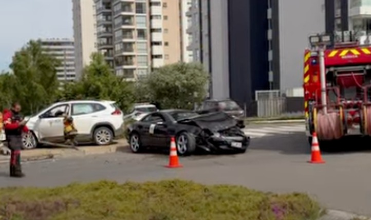 Accidente vehicular moviliza a personal de emergencia en Bosques de Montemar en Concón
