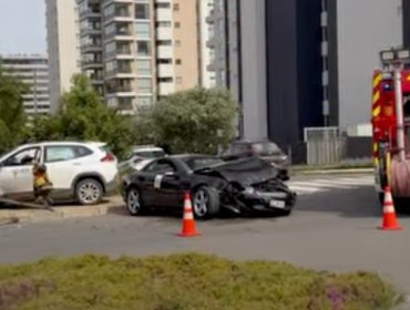 Accidente vehicular moviliza a personal de emergencia en Bosques de Montemar en Concón