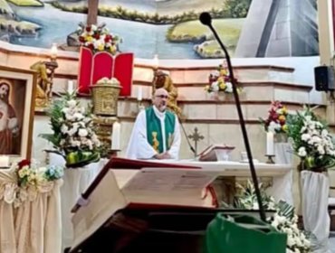 Tragedia en Ecuador: Sacerdote pierde la vida en plena misa al ser aplastado por una cruz