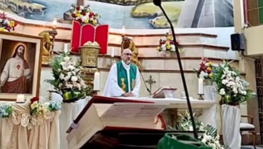 Tragedia en Ecuador: Sacerdote pierde la vida en plena misa al ser aplastado por una cruz