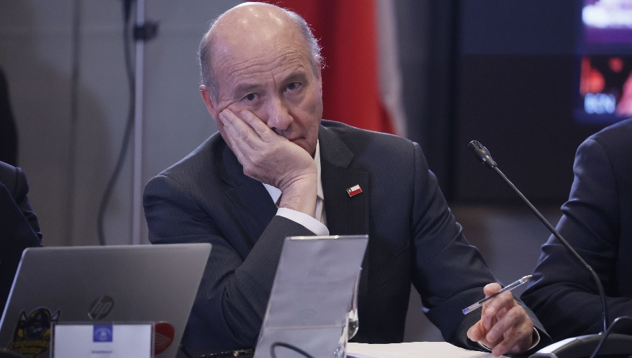 Encuesta Descifra: Ministro Quiroz paga costo de recortes y cae evaluación del gabinete de Kast