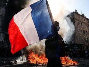 Francia decreta toques de queda parciales y condena a los "ladrones" y "delincuentes" detrás de los violentos disturbios